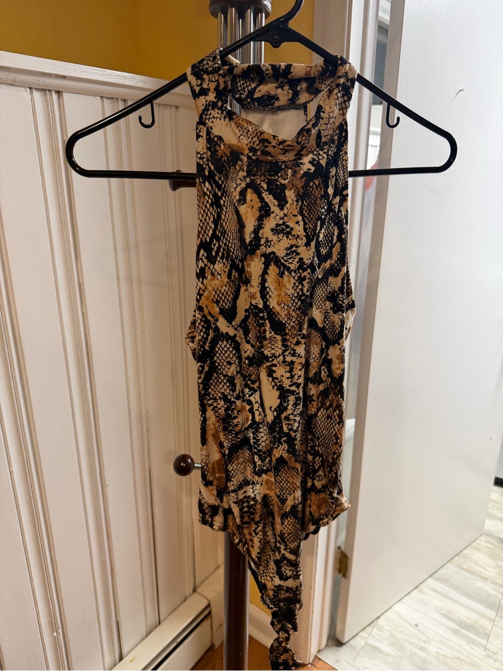 Sleeveless Snake-Print open back bodysuit  in Black and Tan